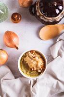 français oignon soupe avec cuit fromage pain dans une bol sur le table Haut et verticale vue photo