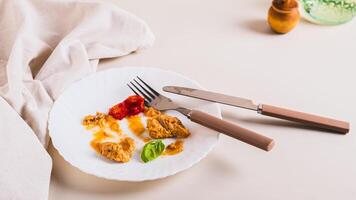 Arrêtez nourriture déchets. laissé pour compte nourriture sur une assiette après dîner sur le table la toile bannière photo