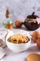 fait maison oignon soupe avec Croûtons et fromage dans une bol sur le table verticale vue photo