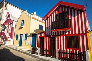 coloré Maisons dans costa nova, aveiro, le Portugal photo