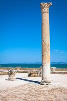 ancien ruines à Carthage, Tunisie avec le méditerranéen mer dans le Contexte photo