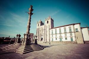 le porto cathédrale est une populaire touristique attraction de le Portugal photo