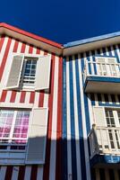 coloré Maisons dans costa nova, aveiro, le Portugal photo