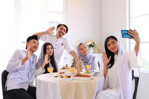 une groupe de copains prise selfie photo pendant eid Al fitr fête