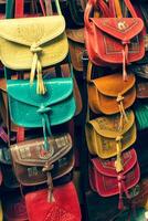 coloré cuir sacs à main collection sur Tunis marché photo