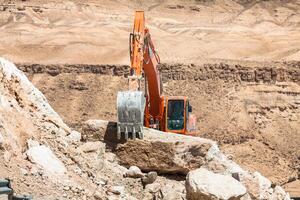 excavatrice bâtiment une Montagne route dans le atlas Montagne photo