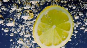 sous-marin citron tranche dans un soda l'eau ou limonade avec bulles. photo