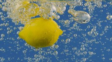 sous-marin citron tranche dans un soda l'eau ou limonade avec bulles. photo