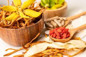 médecine chinoise aux herbes avec des baies de goji pour une bonne santé. photo