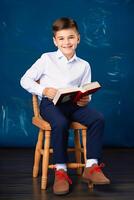 ai généré Jeune garçon séance sur rouge chaise en train de lire livre. photo