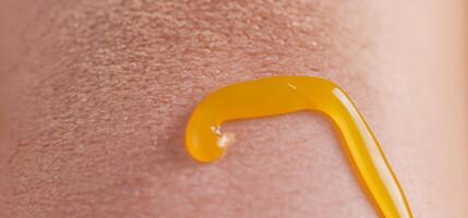 proche en haut de crème solaire protection ou Soleil crème sur Humain peau. photo