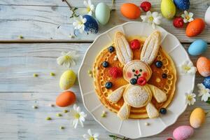 ai généré Pâques vacances enfants petit déjeuner crêpe dans le forme de un Pâques lapin avec baies et Pâques coloré des œufs sur une lumière en bois Contexte photo