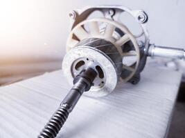 proche en haut le ventilateur rotor Assemblée , métal rotor arbre avec enroulement refroidissement. photo