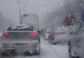 route conditions causes circulation difficulté sur le Autoroute à lourd chute de neige photo