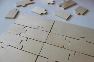 une rectangle de plié bois puzzles et ensemble de Additionnel éléments près photo