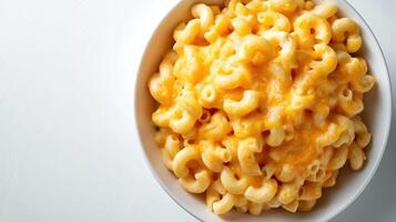 ai généré Haut vers le bas coup de crémeux macaroni et fromage sur une nettoyer blanc Contexte photo