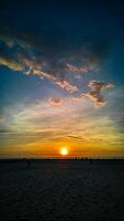 étourdissant le coucher du soleil vue avec magnifique des nuages formation dans bornéo plage photo