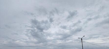 nuageux ciel dans le Matin photo