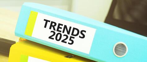 les tendances 2025 étiquette sur brillant bleu fichier dossier. organisationnel et Planification concept photo