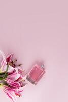 élégant bouteille de cosmétique vaporisateur ou aux femmes parfum sur pastel verticale Contexte avec délicat fleurs de lys. une copie espace. Vide disposition pour produit. photo