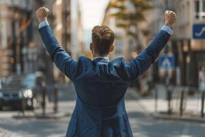 ai généré retour vue de homme d'affaire permanent ouvert bras dans le ville rue photo