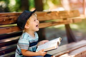 ai généré mignonne peu garçon en train de lire saint Bible livre à campagne photo