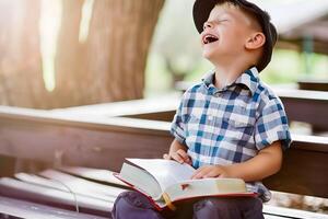 ai généré mignonne peu garçon en train de lire saint Bible livre à campagne photo