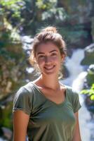 ai généré portrait de Jeune femme dans de face de le cascade. content voyageur femme souriant à le caméra. photo