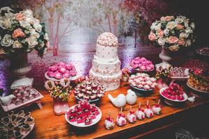 mariage gâteau sur une en bois tableau. mariage gâteau sur une en bois table photo