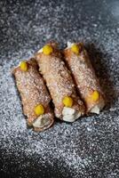 traditionnel italien cannoli farci avec ricotta fromage et confiture photo