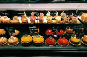 petits gâteaux à une boulangerie dans Paris, France. français cuisine. photo