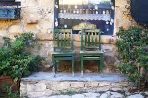 deux vert en bois chaises contre pierre mur. photo