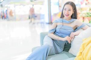 portrait de une magnifique femme dans une bleu robe photo