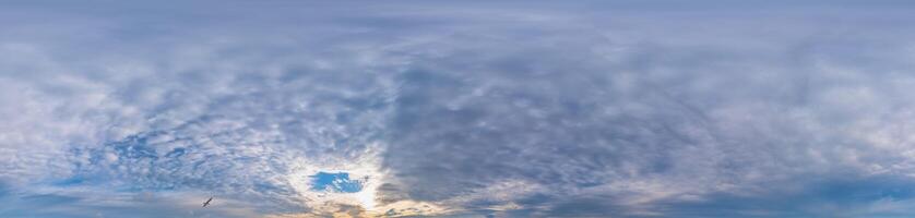 le coucher du soleil ciel panorama avec stratocumulus des nuages dans sans couture sphérique équirectangulaire format. plein zénith pour utilisation dans 3d graphique, Jeu et édition aérien drone 360 diplôme panoramas pour ciel remplacement. photo