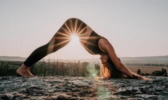 aptitude femme. bien à la recherche milieu vieilli femme avec longue cheveux, aptitude instructeur dans leggings et hauts Faire élongation et pilates sur le Roche près forêt. femelle aptitude yoga routine concept. photo