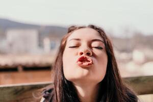 content Jeune souriant femme avec taches de rousseur en plein air portrait. doux ensoleillé couleurs. Extérieur fermer portrait de une Jeune brunette femme et à la recherche à le caméra, posant contre l'automne la nature Contexte photo