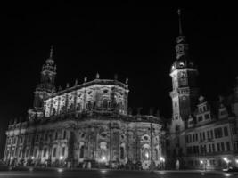 le ville de Dresde à nuit photo