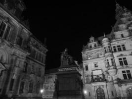 le ville de Dresde à nuit photo