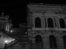 le ville de Dresde à nuit photo