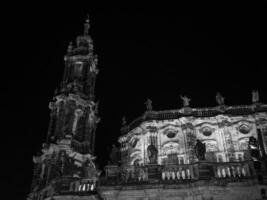 le ville de Dresde à nuit photo