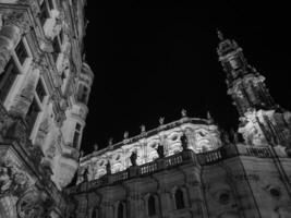 le ville de Dresde à nuit photo