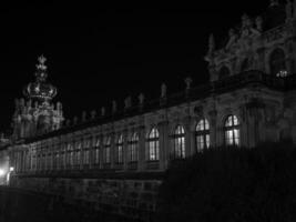 le ville de Dresde à nuit photo