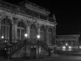 le ville de Dresde à nuit photo