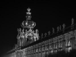 le ville de Dresde à nuit photo
