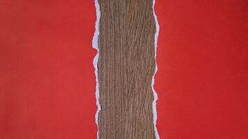 déchiré rouge papier feuille isolé sur en bois texture Contexte photo