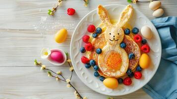ai généré Pâques vacances enfants petit déjeuner crêpe dans le forme de un Pâques lapin avec baies et Pâques coloré des œufs sur une lumière en bois Contexte photo