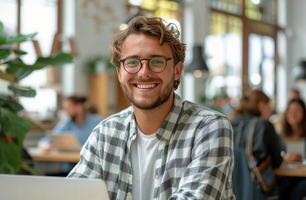 ai généré homme avec barbiche sourit à caméra photo