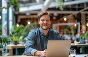 ai généré homme séance dans de face de portable ordinateur photo