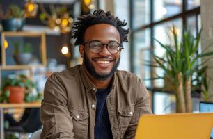 ai généré homme séance dans de face de portable ordinateur photo