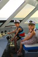 portrait de les enfants conduite une yacht photo